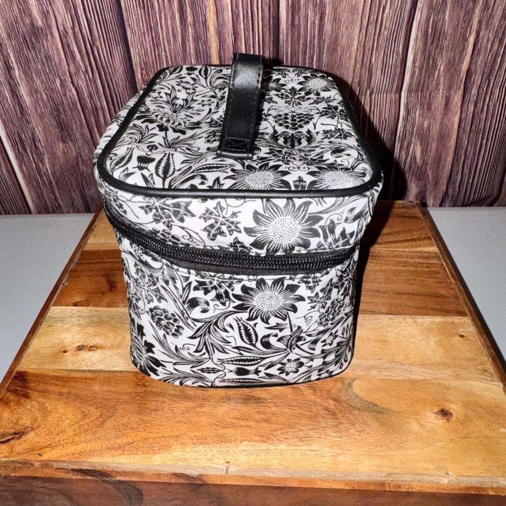 B.T. Rosso Cosmetic Case Women OS White Black Floral Heart Zipper Vanity Bag